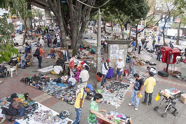 Comerciantes del Bazar de los puentes plataforma A y B, reciben ofertas de empleo