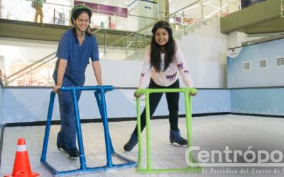 Decenas de personas comparten a diario sobre la pista de hielo en el centro comercial Camino Real.