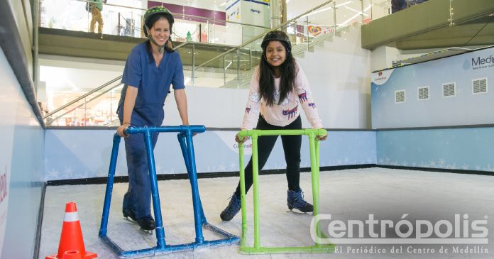 Decenas de personas comparten a diario sobre la pista de hielo en el centro comercial Camino Real.