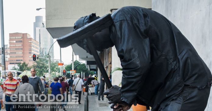 Inmóvil en un centro que corre a mil