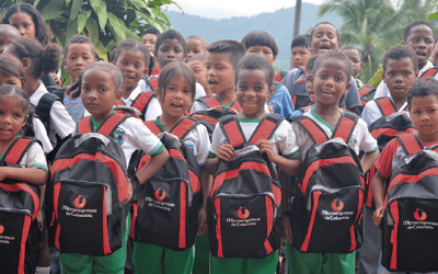 Microempresas de Colombia dona 90 mil kits escolares en Antioquia