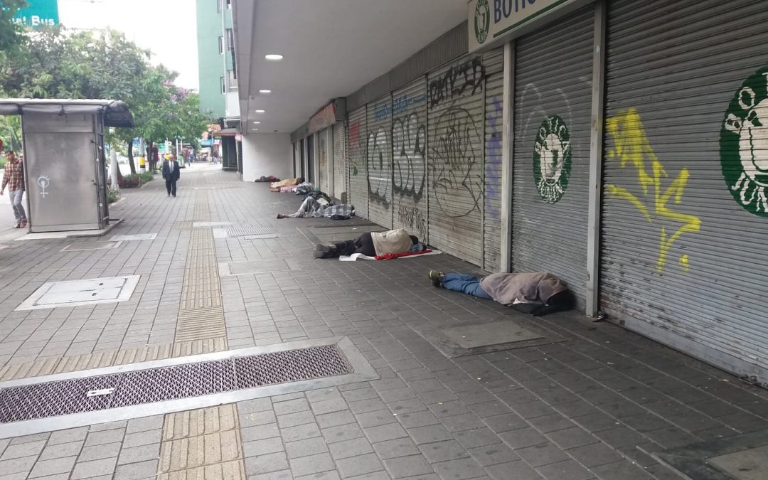 Aceras como hoteles callejeros y baños públicos