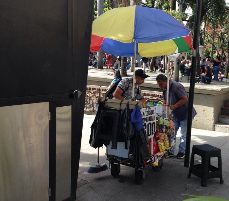 Chazas cerradas y venteros en la calle