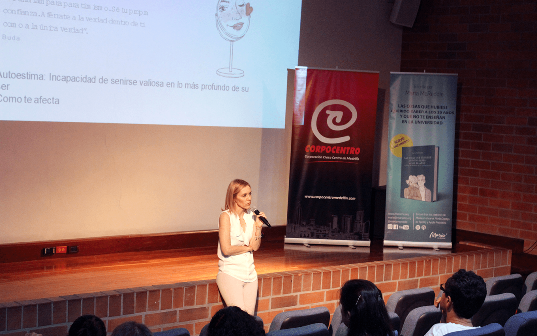 María McReddie presentó libro en el centro de Medellín