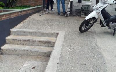 Arreglando motos en plena vía pública