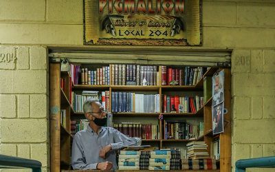 Libros leídos, un arte que también es negocio en el centro de Medellín 