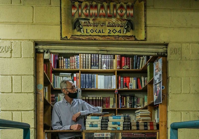 Libros leídos, un arte que también es negocio en el centro de Medellín 