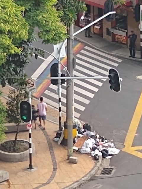 Acumulación de basuras en el Parque del Periodista