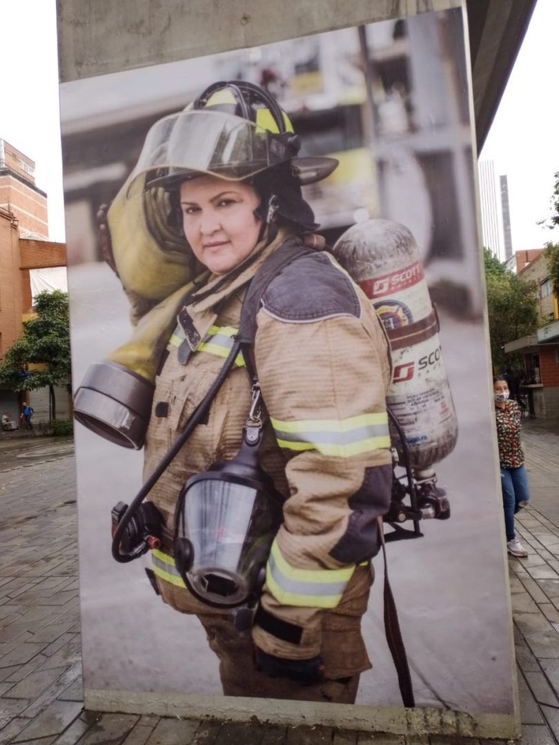 Exposición fotográfica mujeres que salvan vidas metro centro de medellín