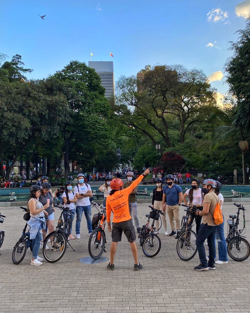 Al centro en bicicleta