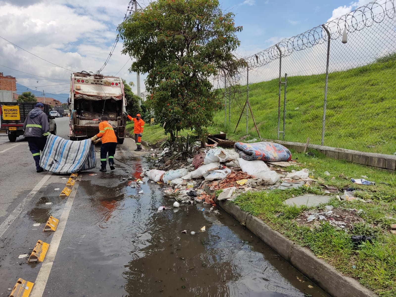 Huecos y escombros en la vía. 