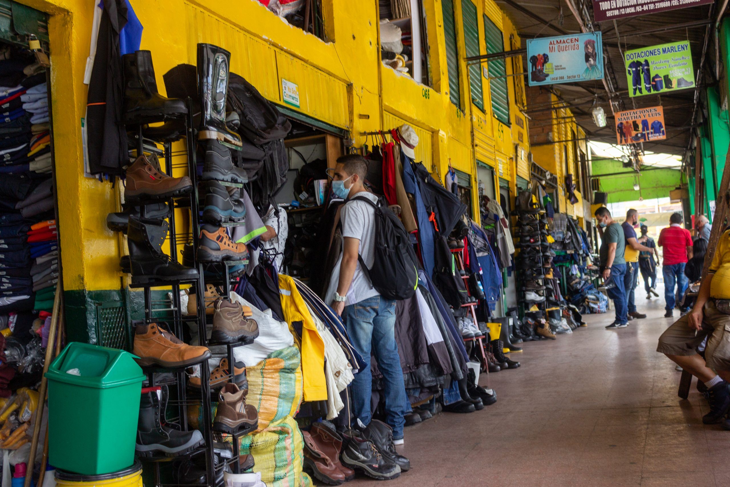 Ropa de segunda un negocio que prospera en el centro de Medellin