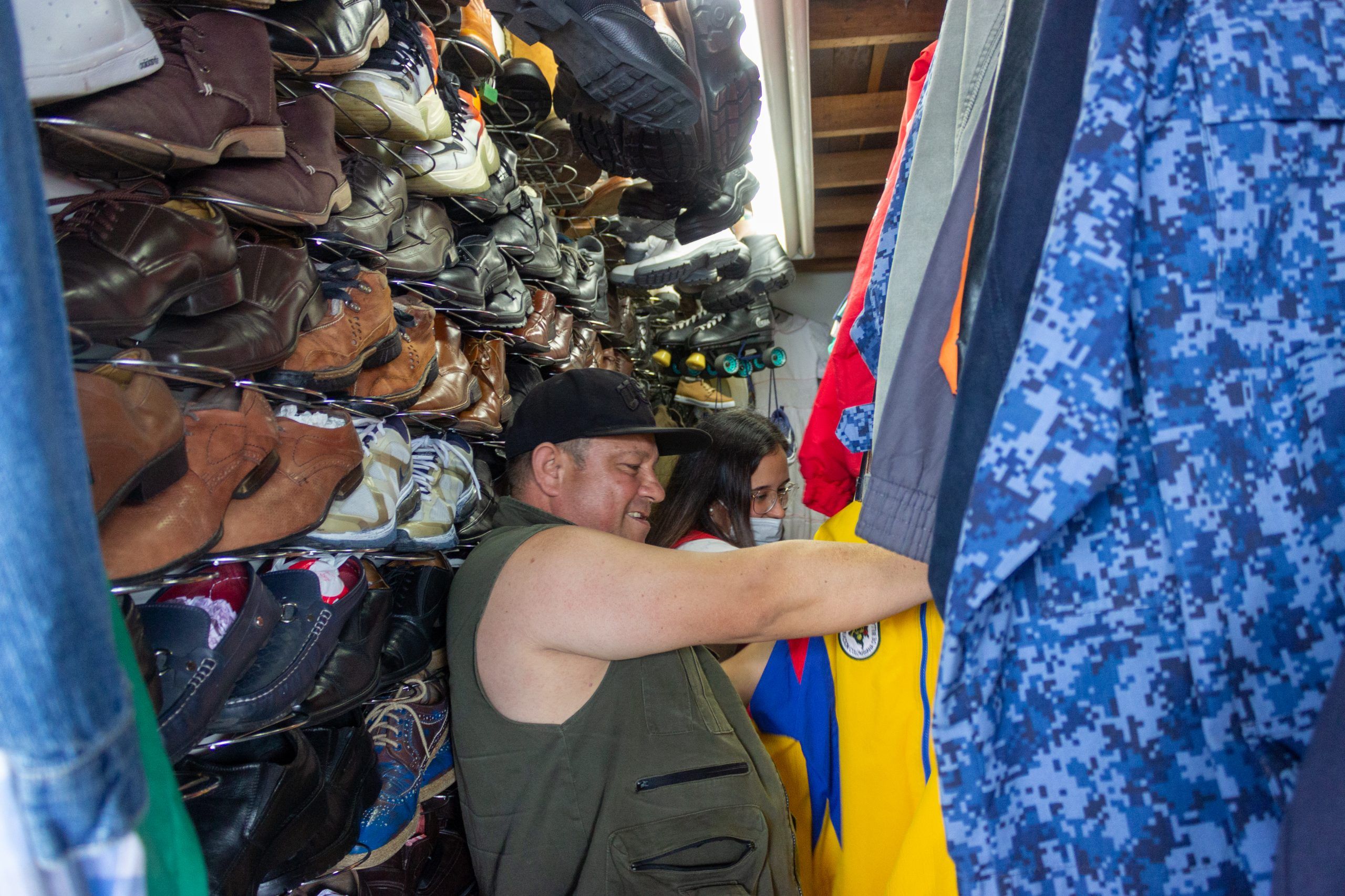 Ropa de segunda: un negocio que prospera en el centro de Medellín