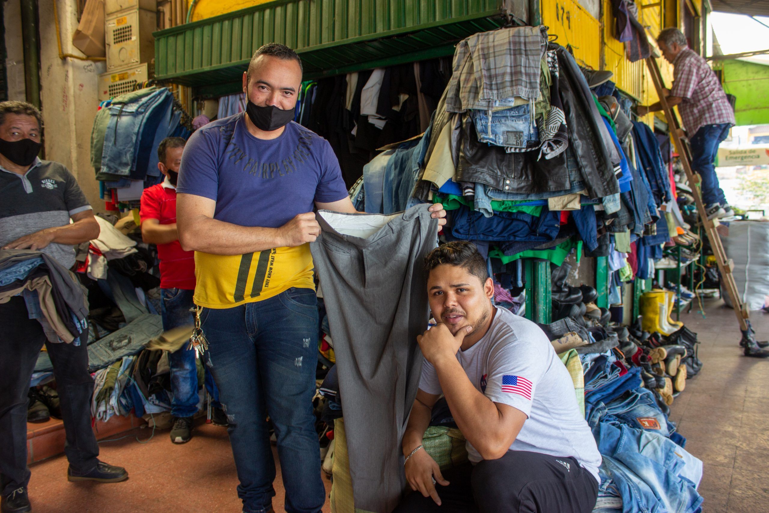 Ropa de segunda: un negocio que prospera en el centro de Medellín