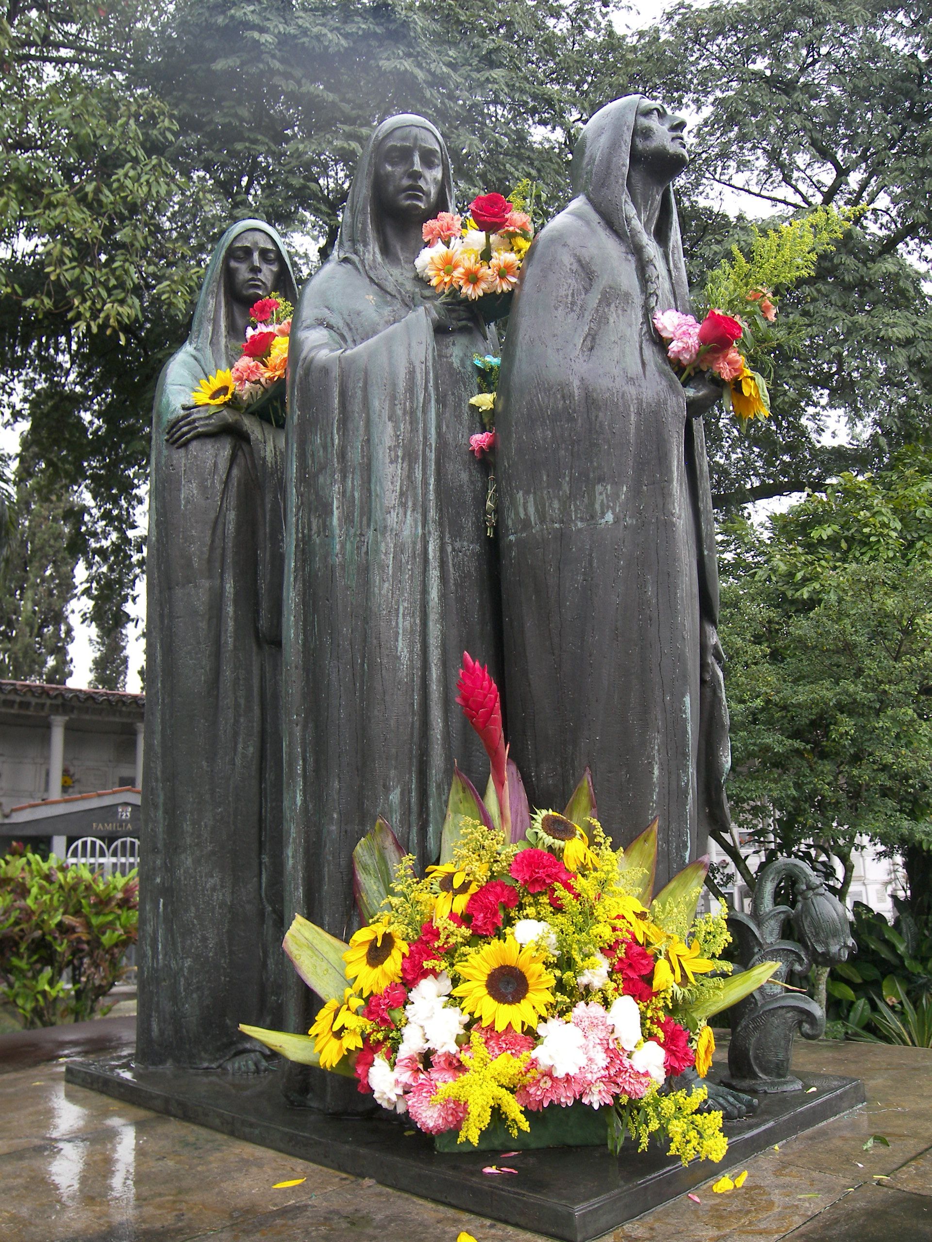 las tres marías cementerio san pedro milagros