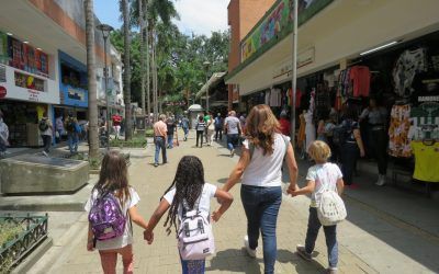 Niños en el centro de medellín