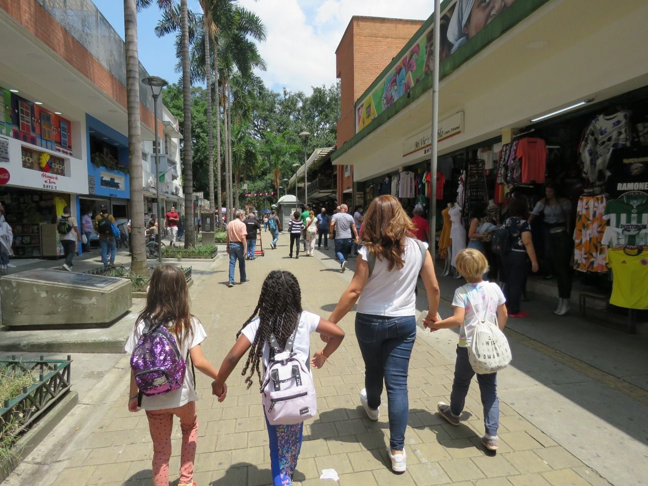 Niños en el centro de medellín