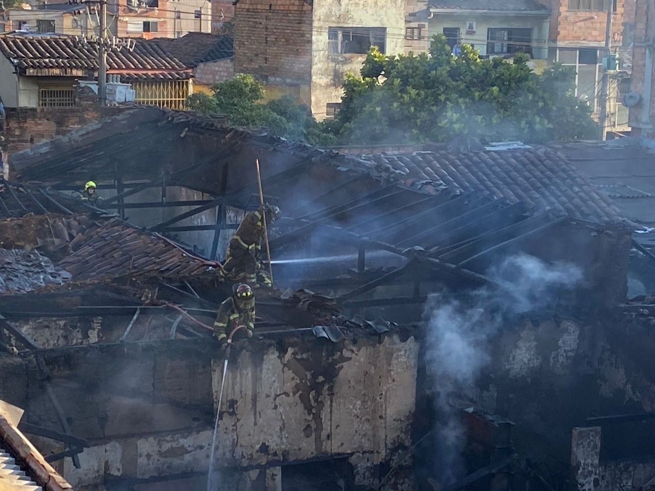 bomberos controlan incendio en el centro de medellín