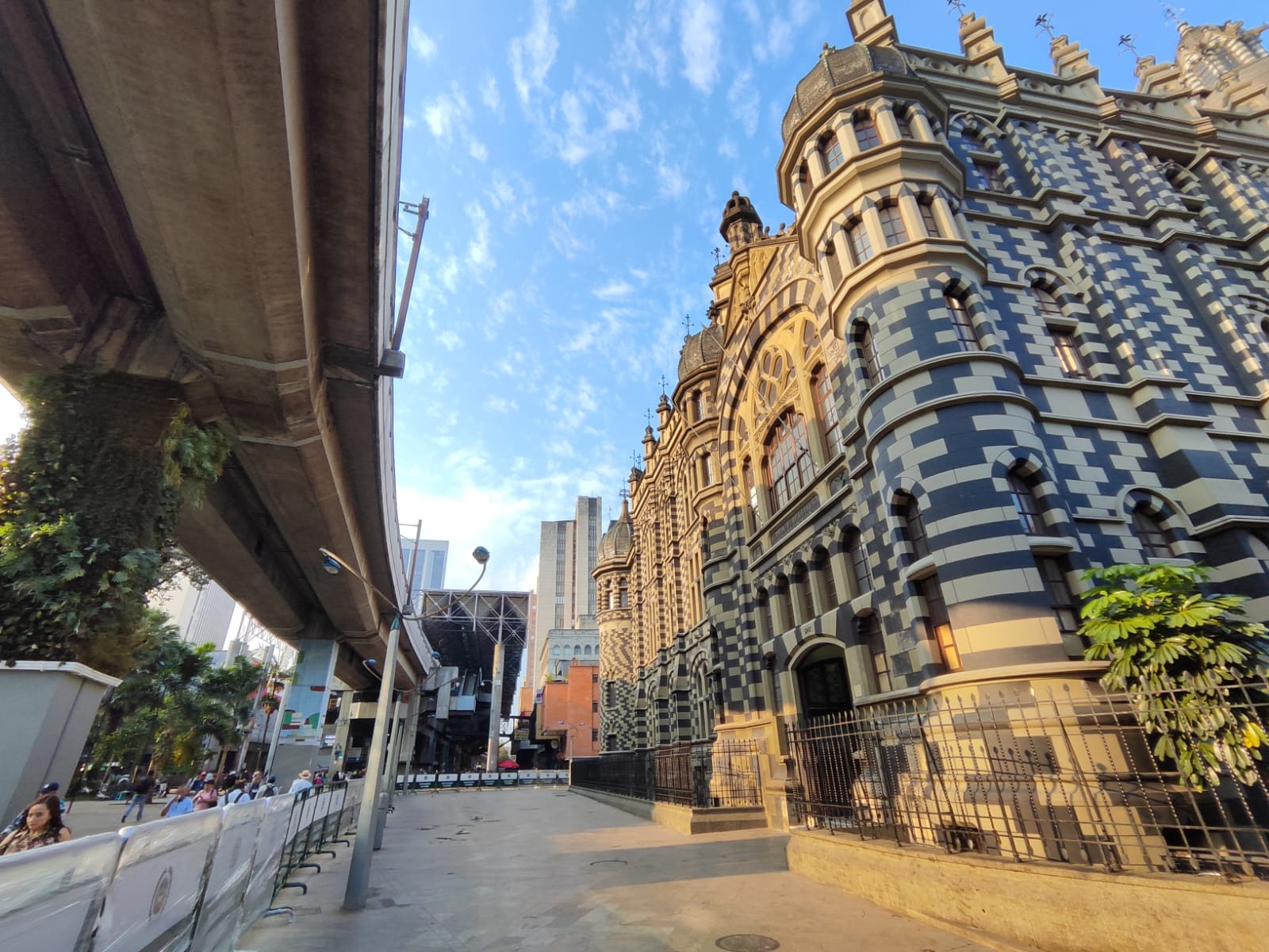 a un mes del cerramiento de plaza botero