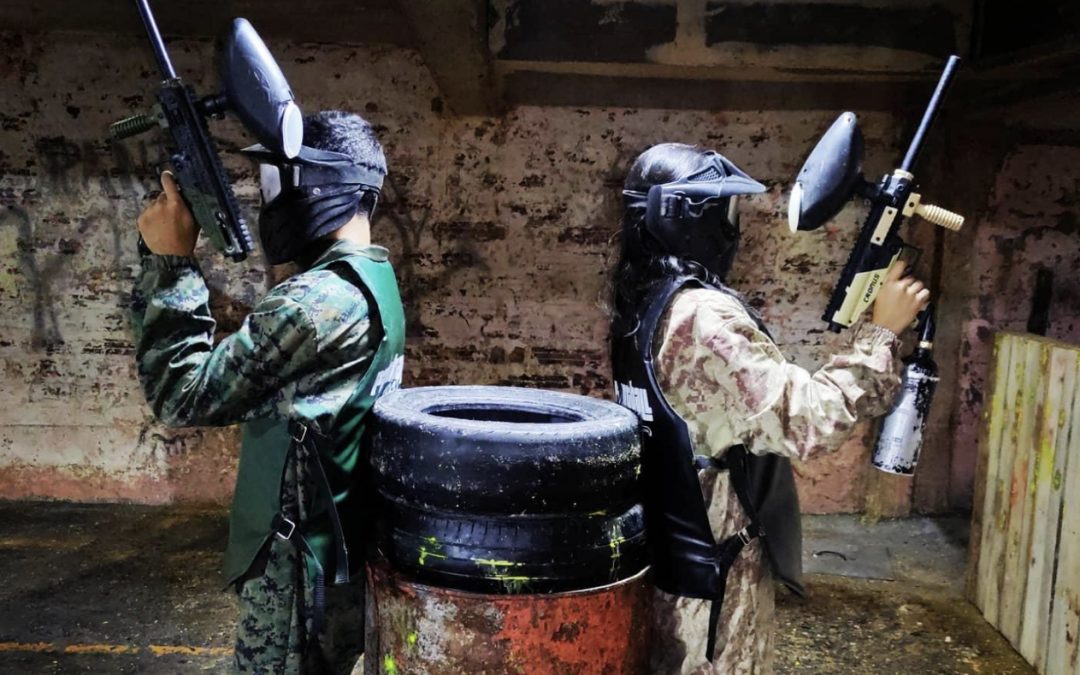 El paintball también puede jugarse bajo techo y en el centro de Medellín