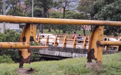 ciudad en abandono pasamanos puente