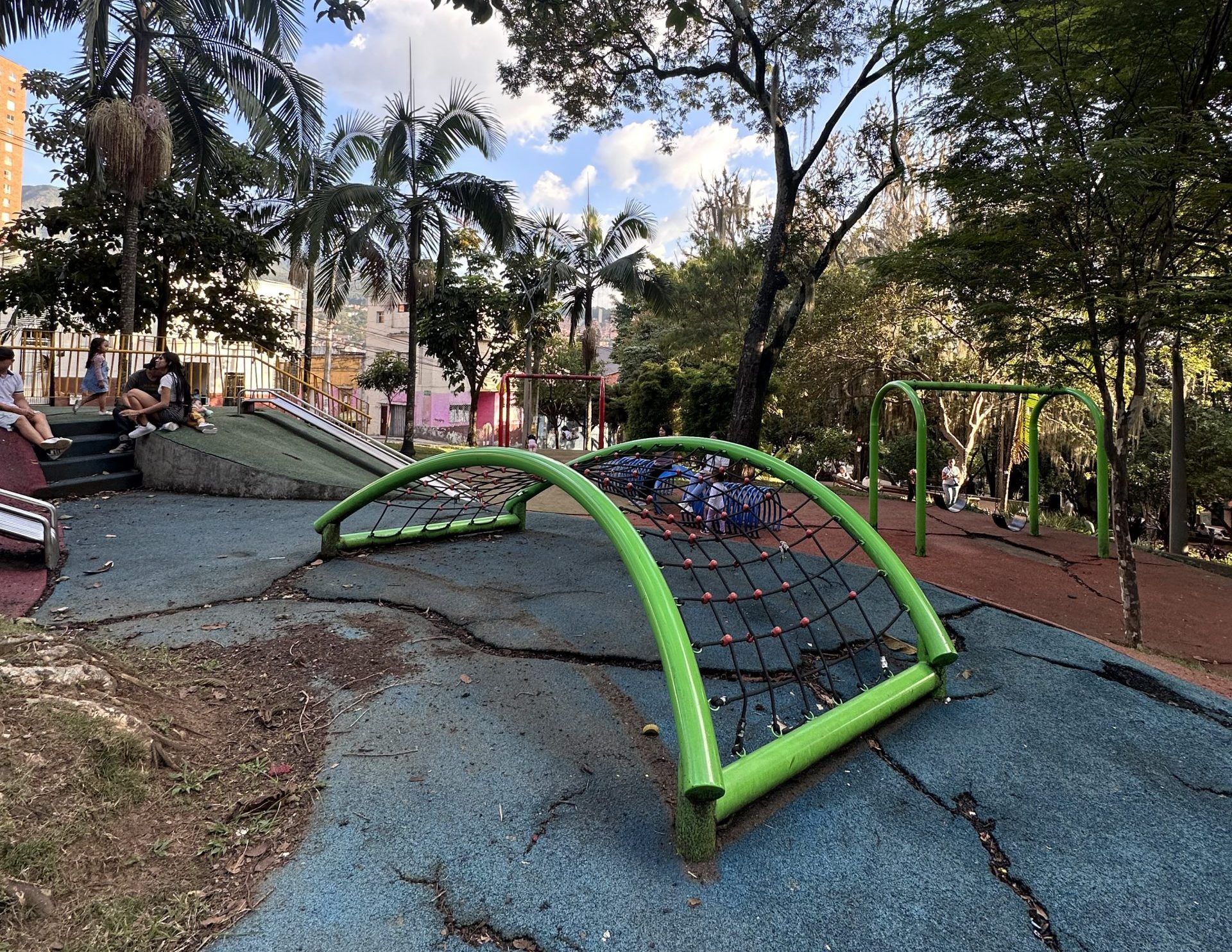 Parques del centro de Medellín piden ser intervenidos