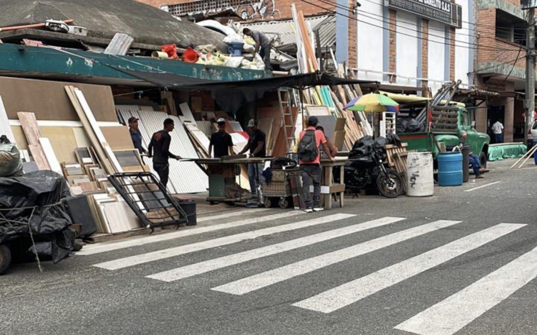 Aceras y calles llenas de madera