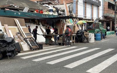 Aceras y calles llenas de madera