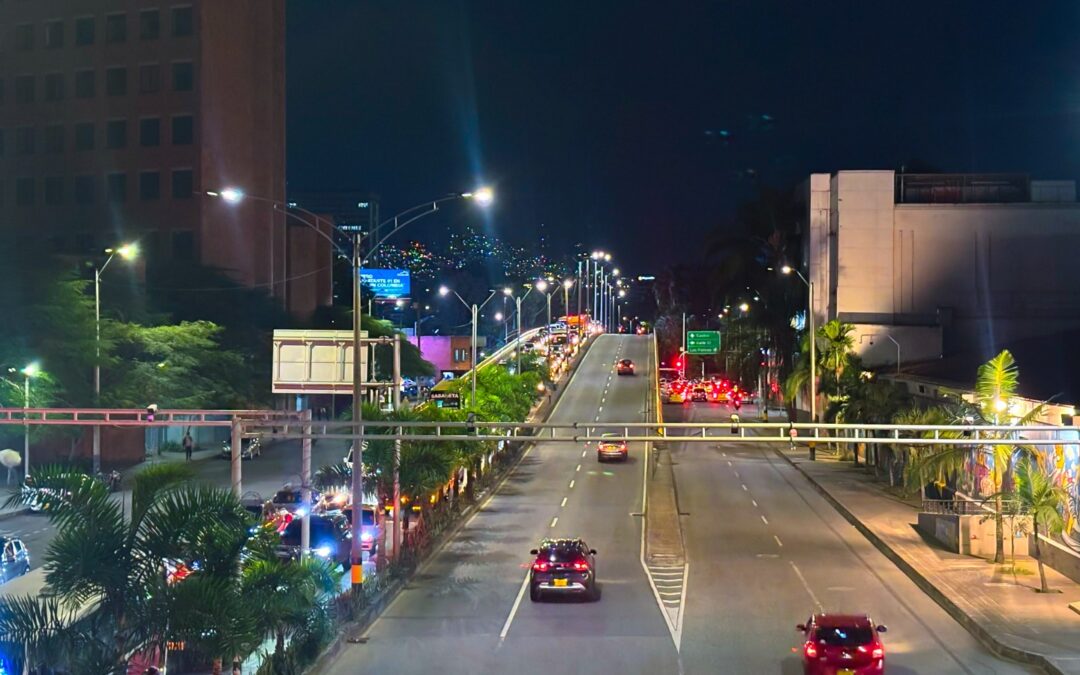 Dos puentes clave del centro de Medellín estrenan iluminación