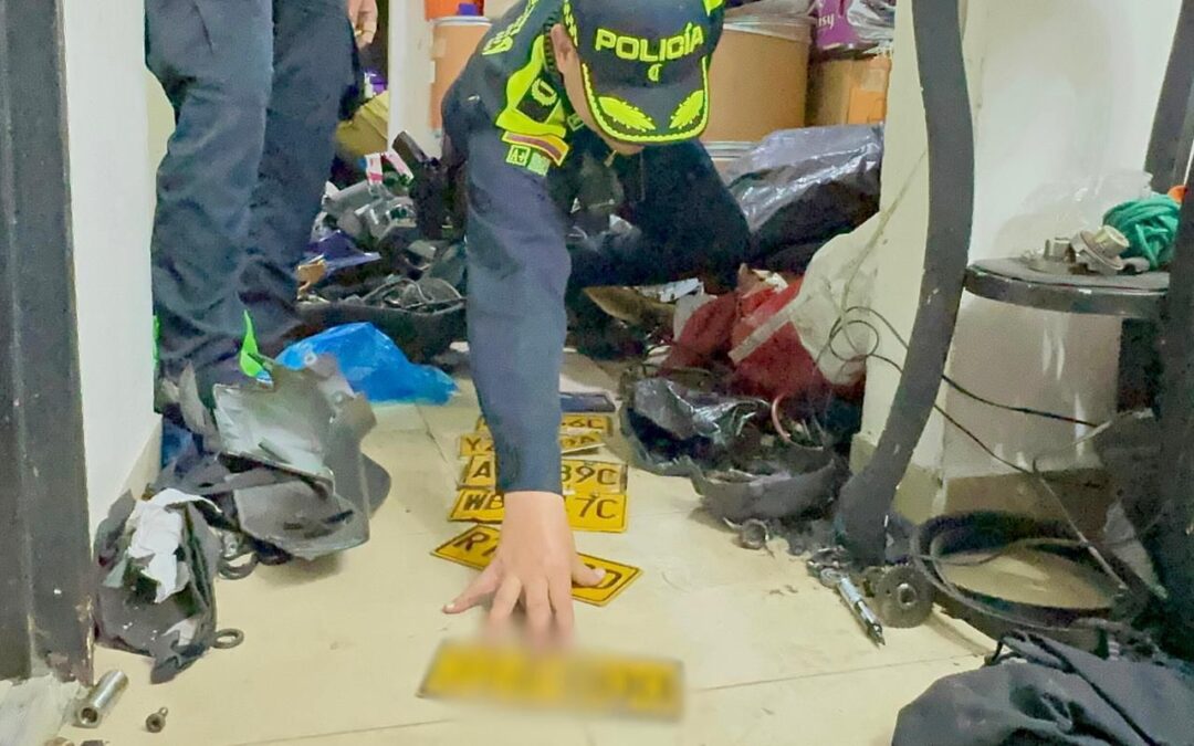 Autoridades desmantelan bodega de repuestos robados de motos en Medellín