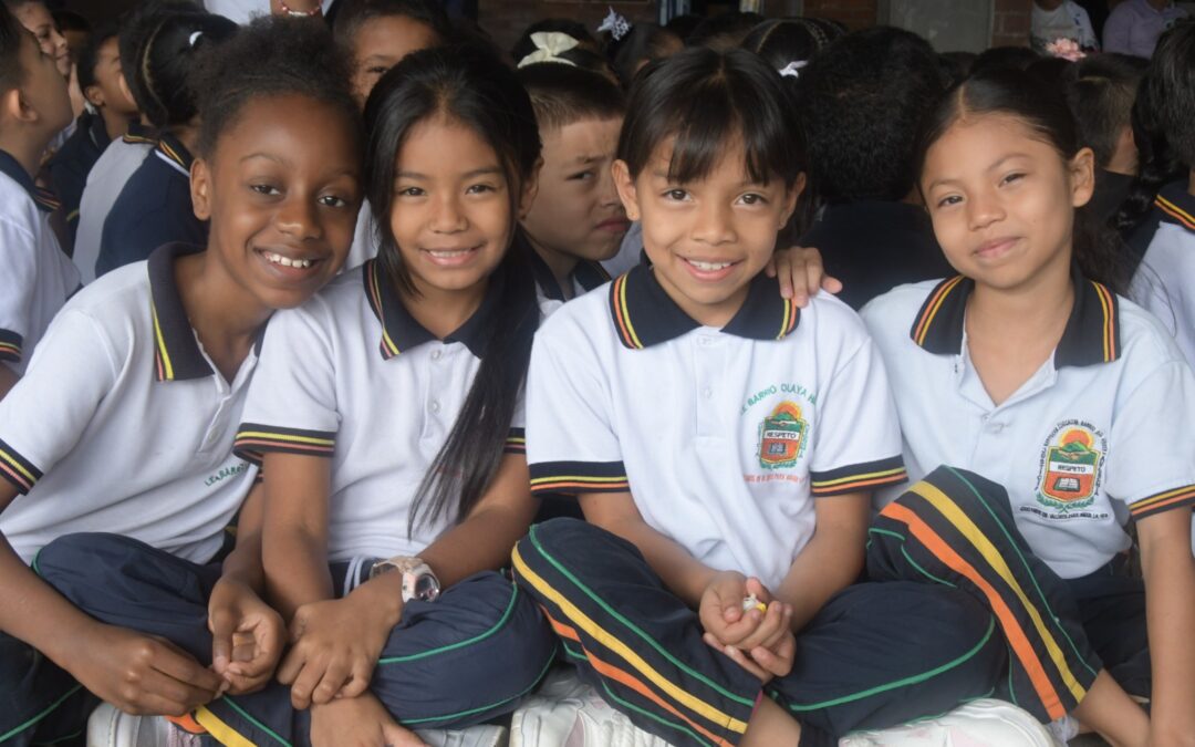 Alianza entre Microempresas de Colombia y Alcaldía de Medellín permitió entrega de útiles escolares a 400 estudiantes